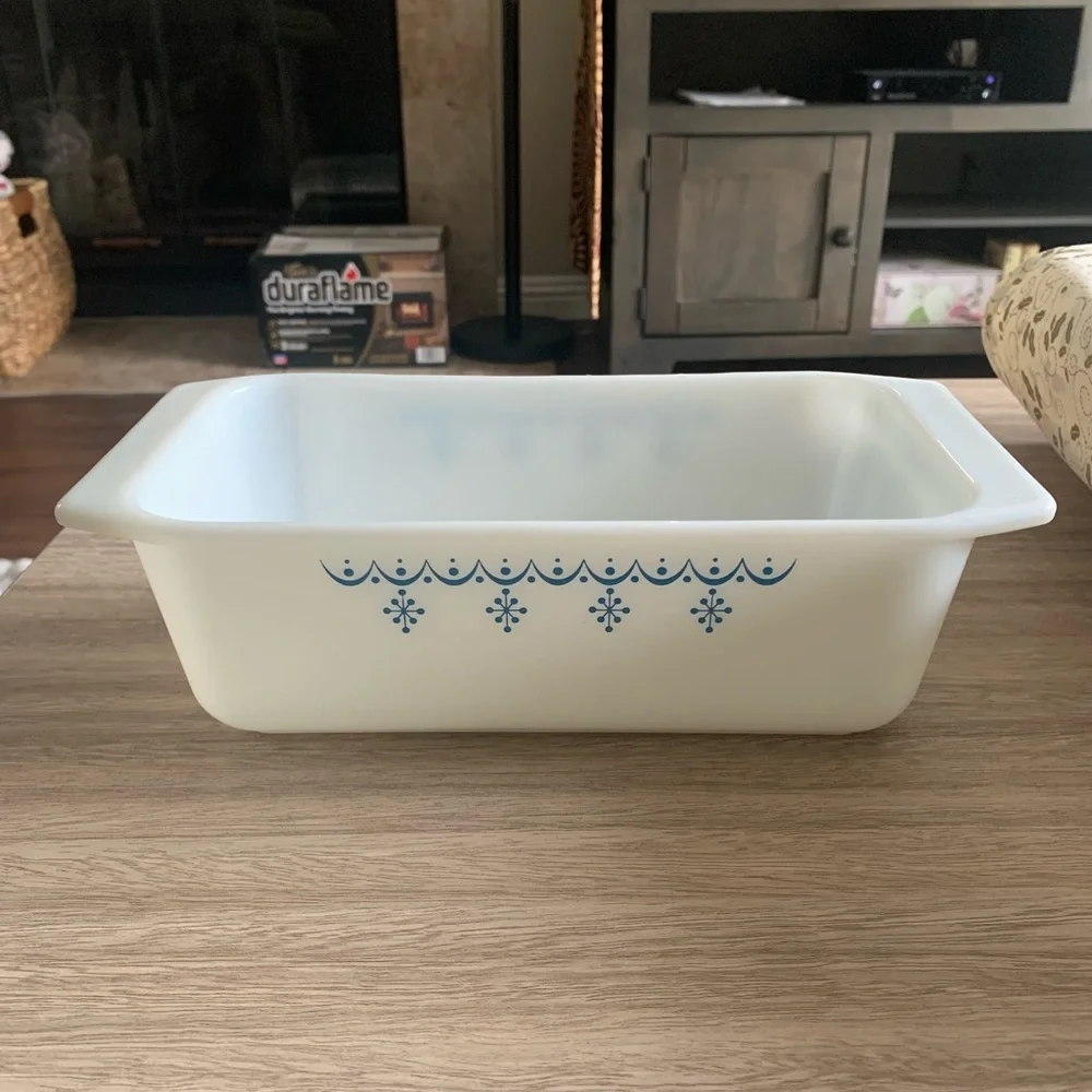NWOT PYREX Vintage Loaf Bread Pan White Blue Snowflake No 913 -8.5